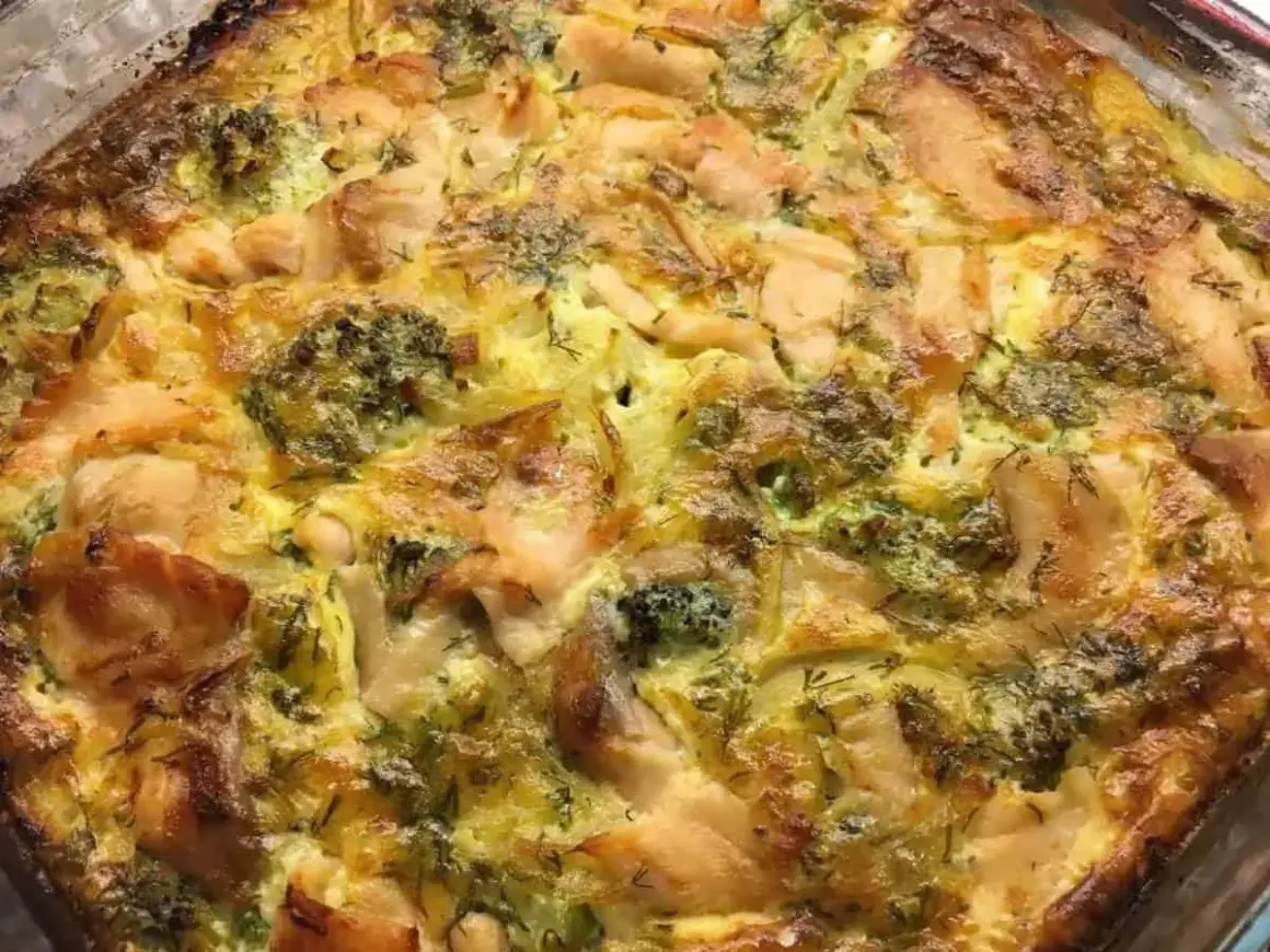 En gyllene laxpudding med broccoli och dill, redo att serveras. Ett perfekt laxpudding recept för middagen.