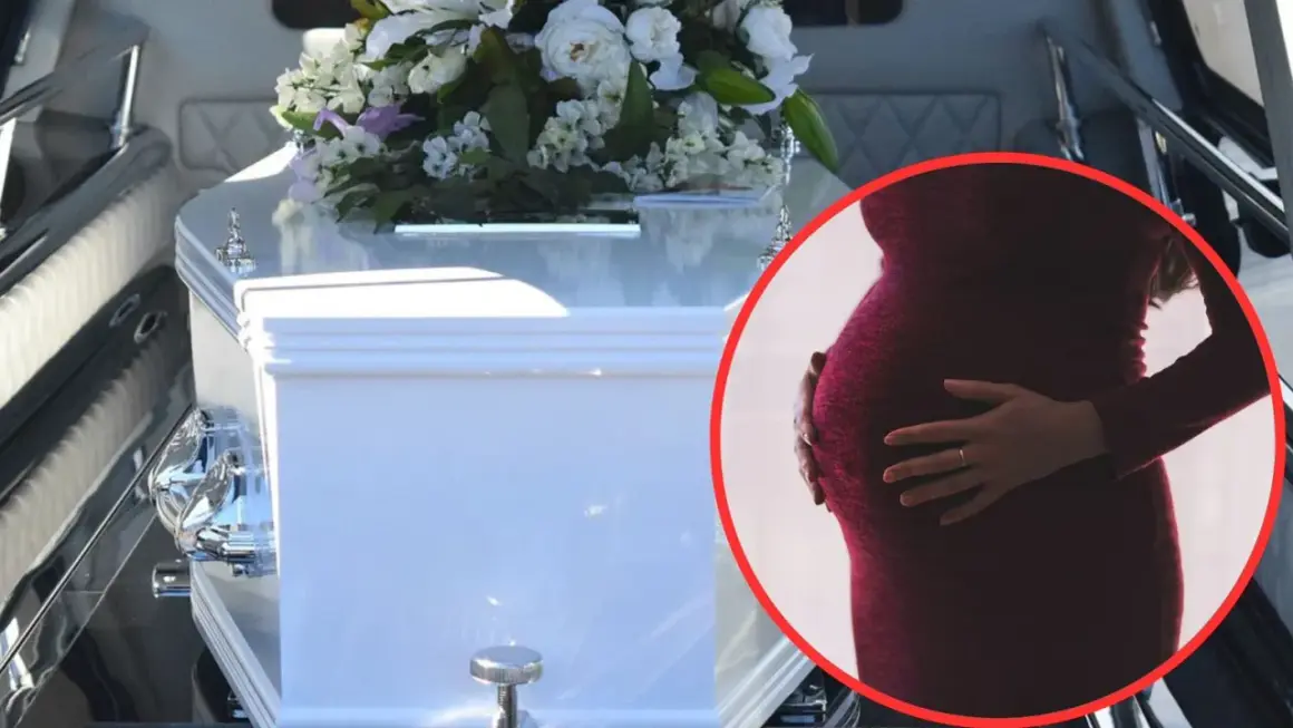 Czy kobieta w ciąży może iść na pogrzeb? Widok białej trumny z kwiatami i zbliżenie na ciążowy brzuch.