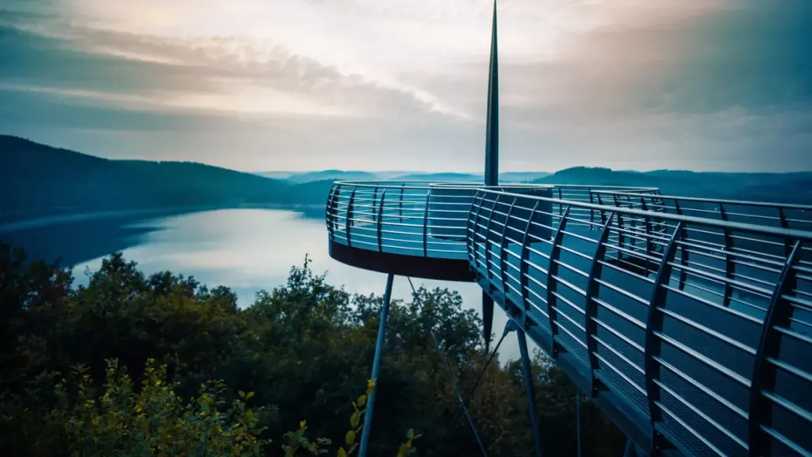 Ein Aussichtsturm in NRW bietet einen tollen Blick auf den See. Perfekt zum spazieren gehen!