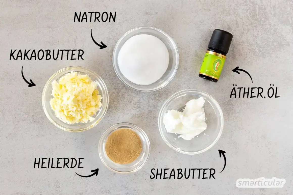 Zutaten für selbstgemachtes Deo: Kakaobutter, Natron, Heilerde, Sheabutter, Zucker und ätherisches Öl.