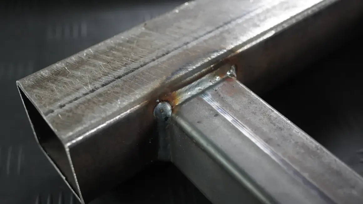 Spawanie aluminium migomatem – precyzyjne połączenie profili metalowych, widoczne ślady pracy spawacza.