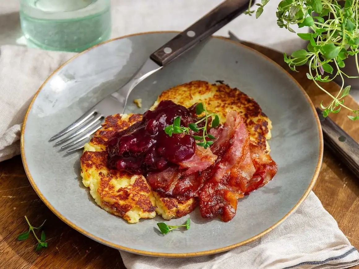 Stekta potatisbullar av potatismos toppas med lingonsylt och knaperstekt bacon. En klassisk svensk rätt som väcker aptit.