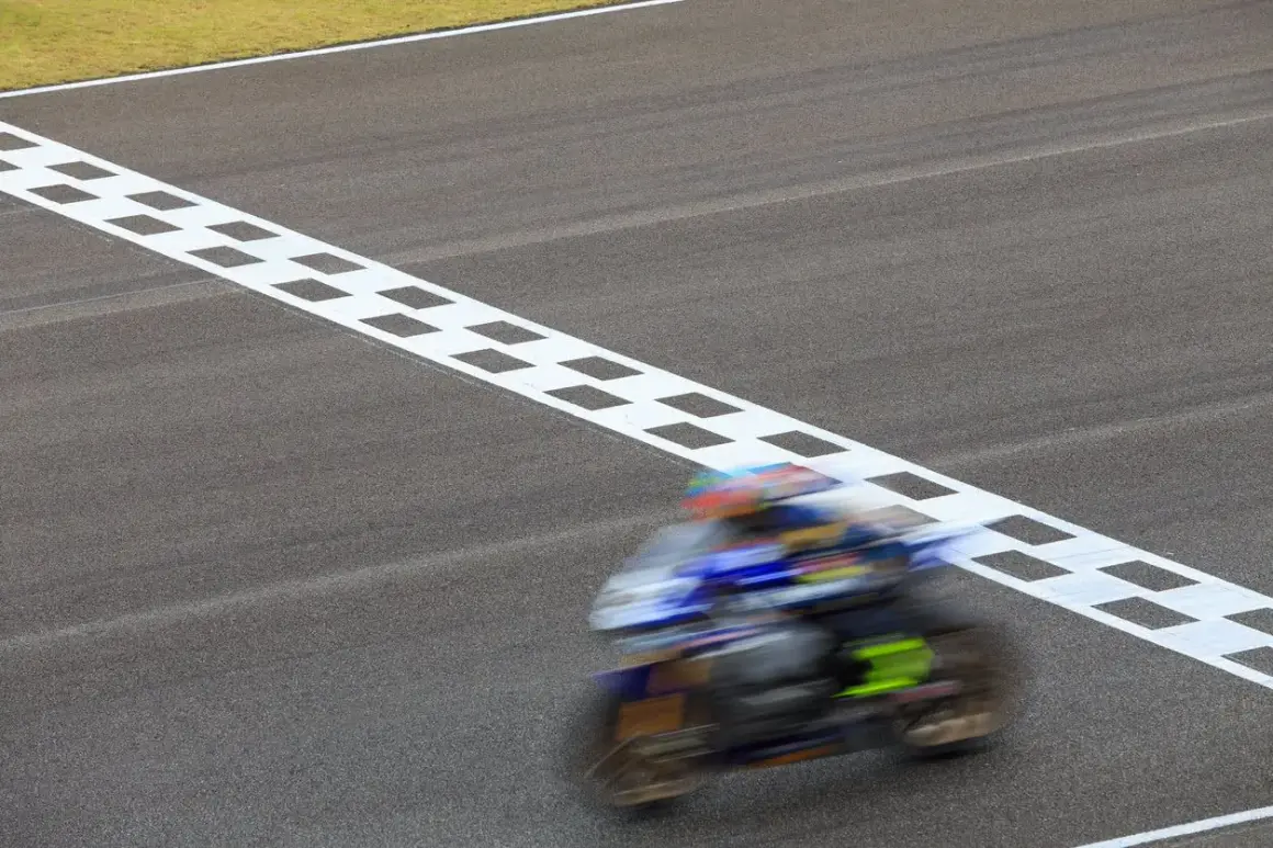 Una moto de MotoGP cruza la meta. ¿Cuánto pesa una moto de moto gp? Alrededor de 157 kg.
