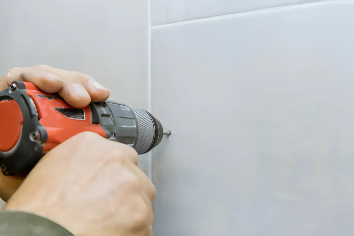 Mani esperte usano un trapano per forare la ceramica senza romperla, mostrando la tecnica corretta.