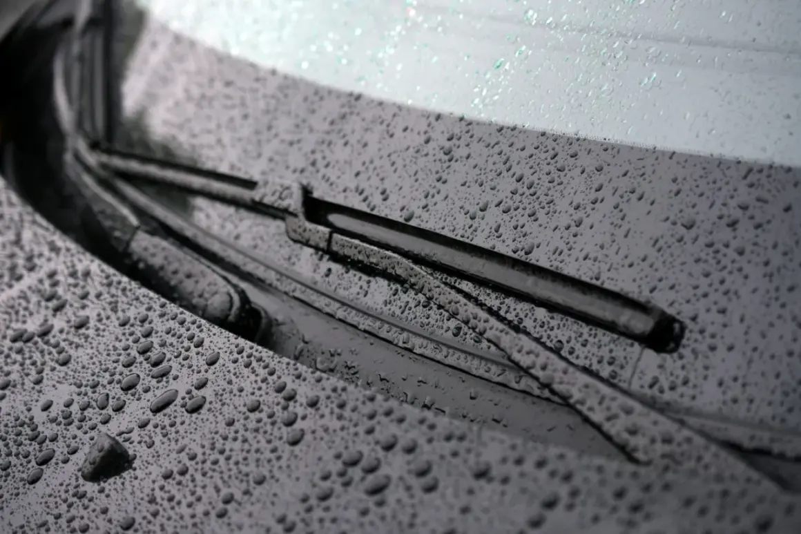 Essuie-glace sous la pluie, un détail essentiel pour le contrôle technique.