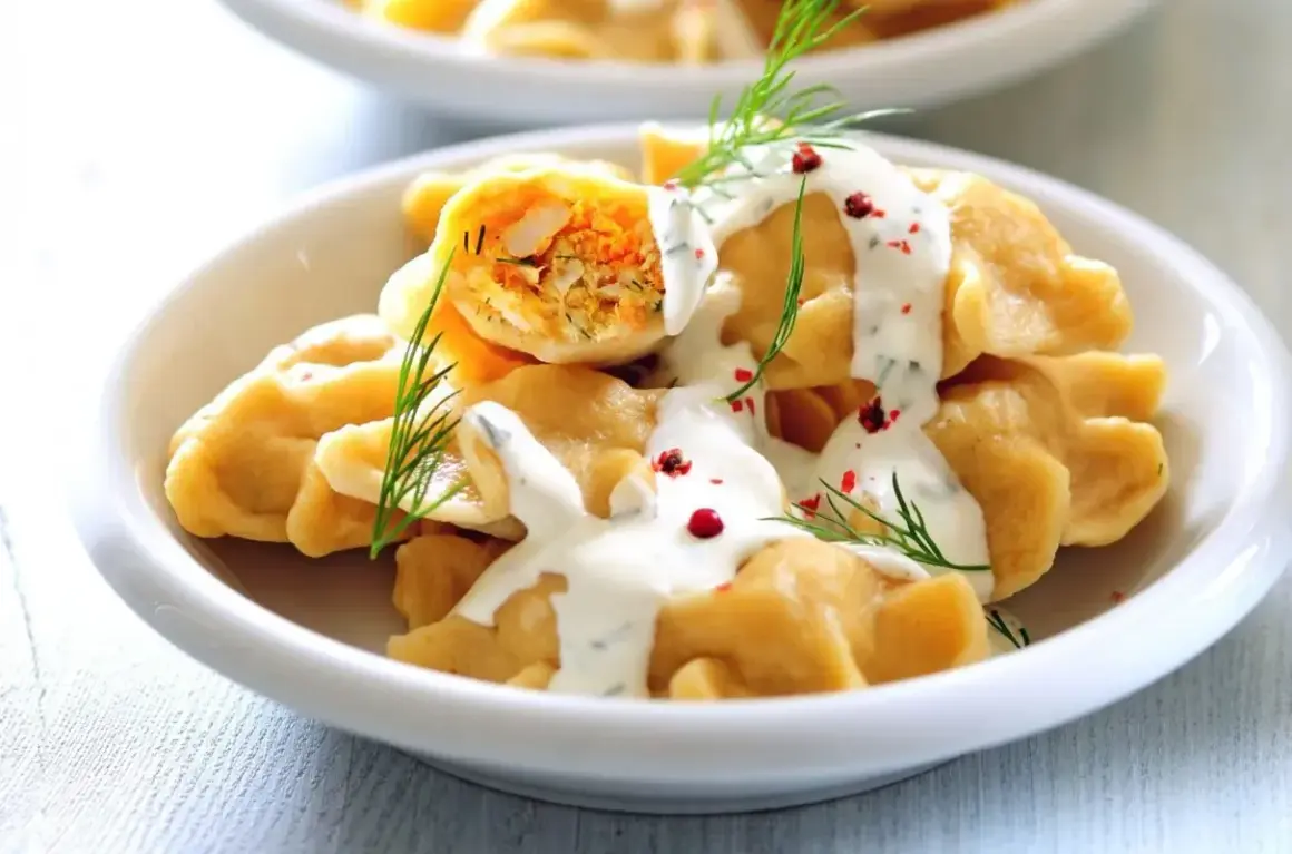 Pyszne pierogi z mięsem na imprezę, polane sosem i posypane koperkiem i pieprzem. Idealne na każdą okazję!