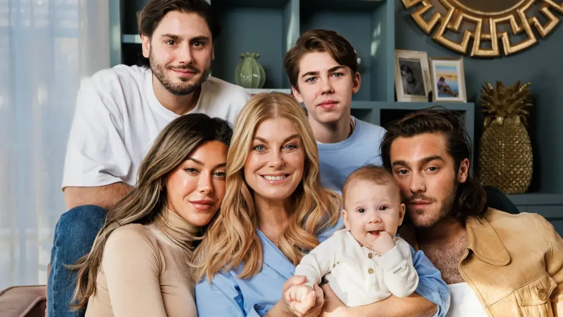 Pernilla Wahlgren med sina barn och barnbarn. En stor familj som samlats för en mysig stund.