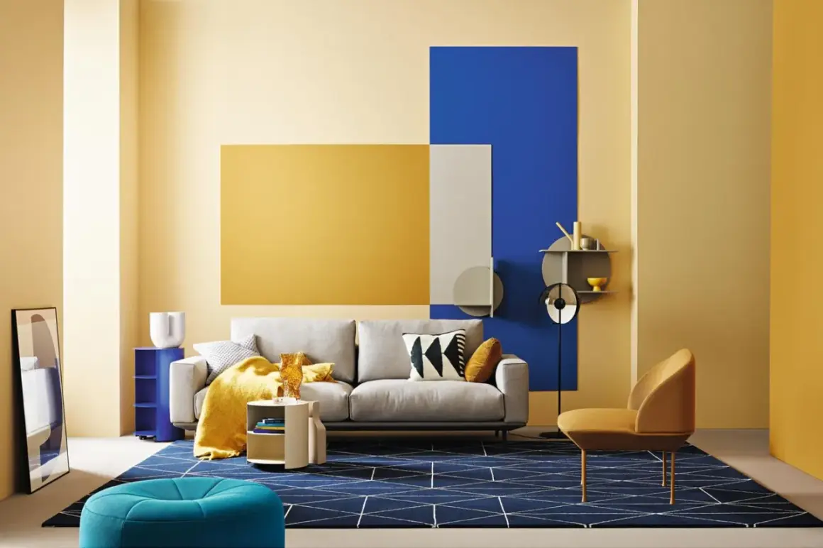 Modernes wohnzimmer blau gelb: graues Sofa, gelbe Decke, blaue Akzente und geometrische Muster auf dem Teppich.