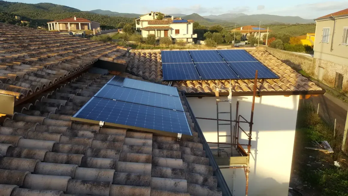 Pannelli fotovoltaici installati su tetti di nuove costruzioni, in linea con l'obbligo fotovoltaico.