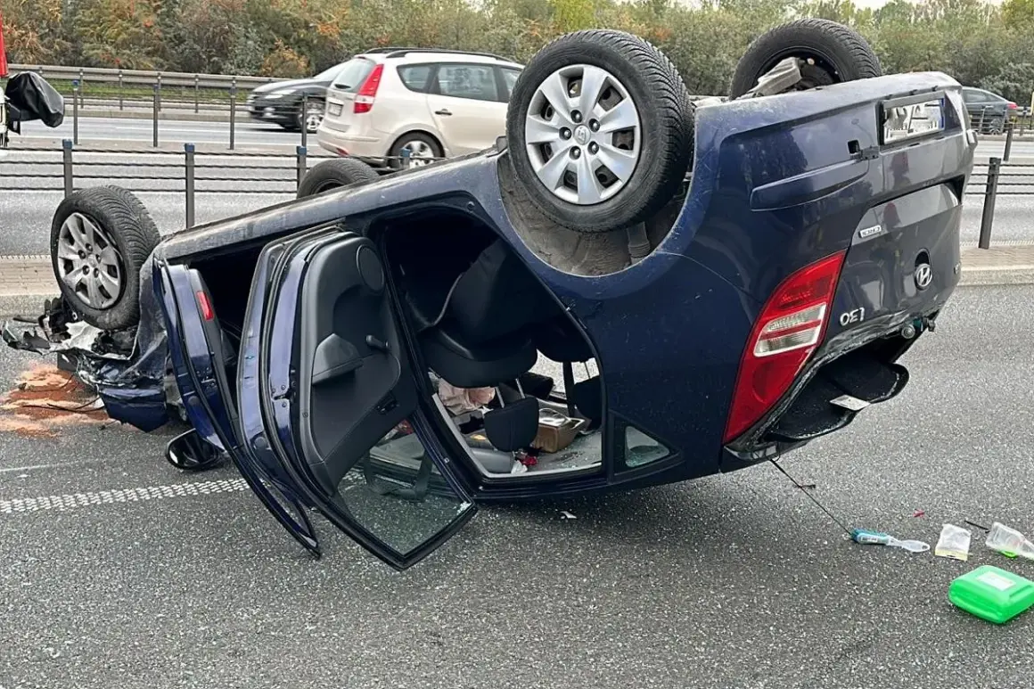 Wypadek drogowy. Auto leży na dachu, drzwi otwarte. Może to wyjaśnia, dlaczego w Polsce nie ma zdrapek z nagrodami rzeczowymi jak samochody.