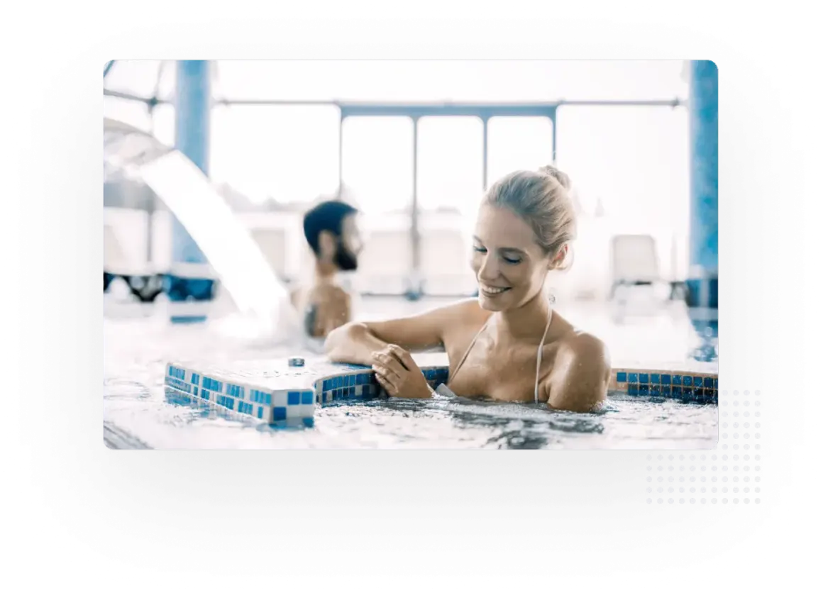 Uśmiechnięta kobieta w basenie multisport. Ile czasu spędzisz na relaksie?