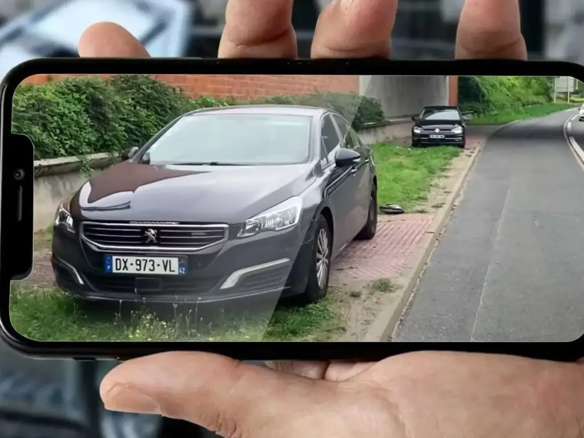 Voiture banalisée garée sur le bas-côté, potentiellement un radar flashant par l'avant ou l'arrière.