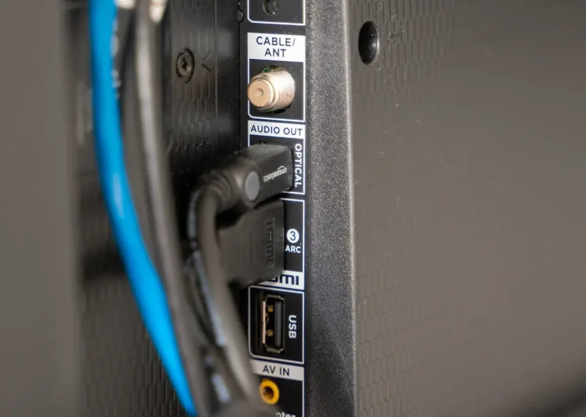 Złącza HDMI i USB na telewizorze. Wtyczka HDMI obsługuje ochronę przed kopiowaniem HDCP, zapewniając bezpieczne przesyłanie sygnału.