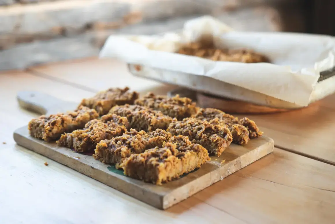 Nybakade flapjacks på en skärbräda, redo att avnjutas. Ett enkelt flapjack recept som passar perfekt till fikat.