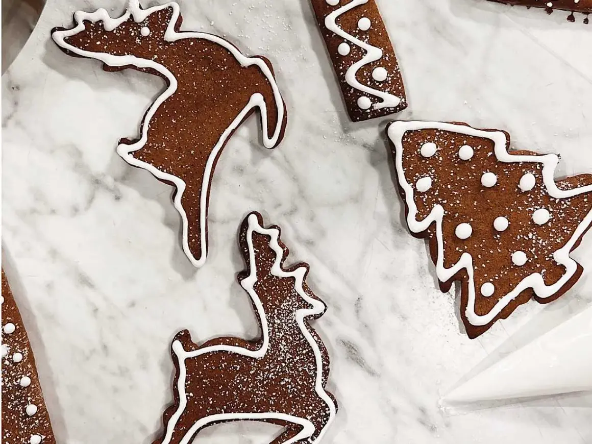Julkakor med renar och granar, dekorerade med ett enkelt royal icing recept.