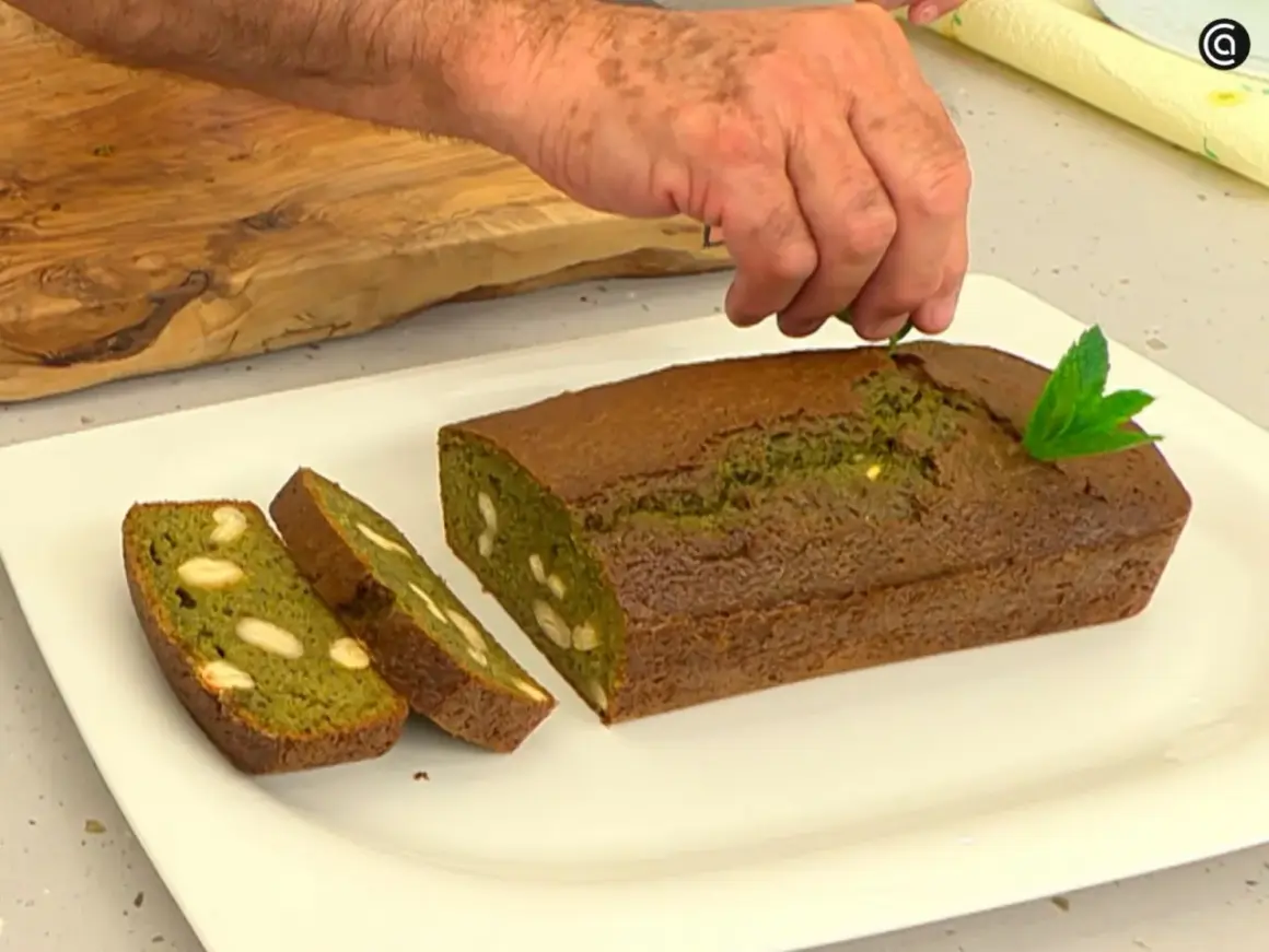 Un pastel de acelgas con almendras, decorado con menta.