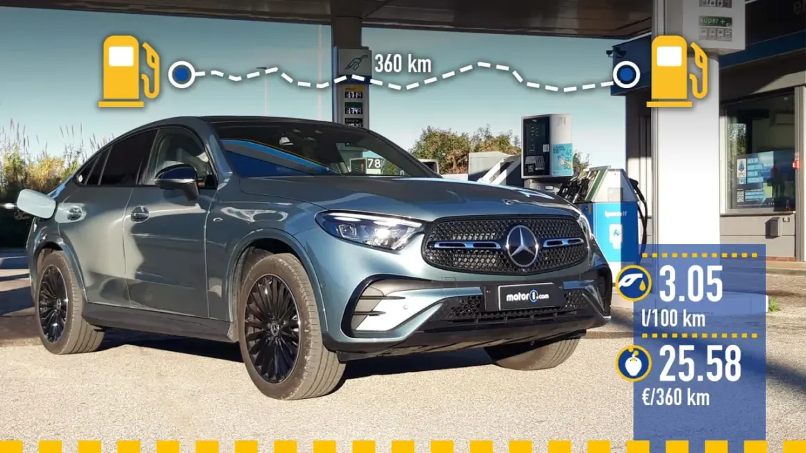 Un Mercedes-Benz GLC Coupé gris est garé à une station-service. Une ligne pointillée relie une pompe à essence à la voiture, indiquant une autonomie de 360 km. Le coût est de 25,58 € pour 360 km.