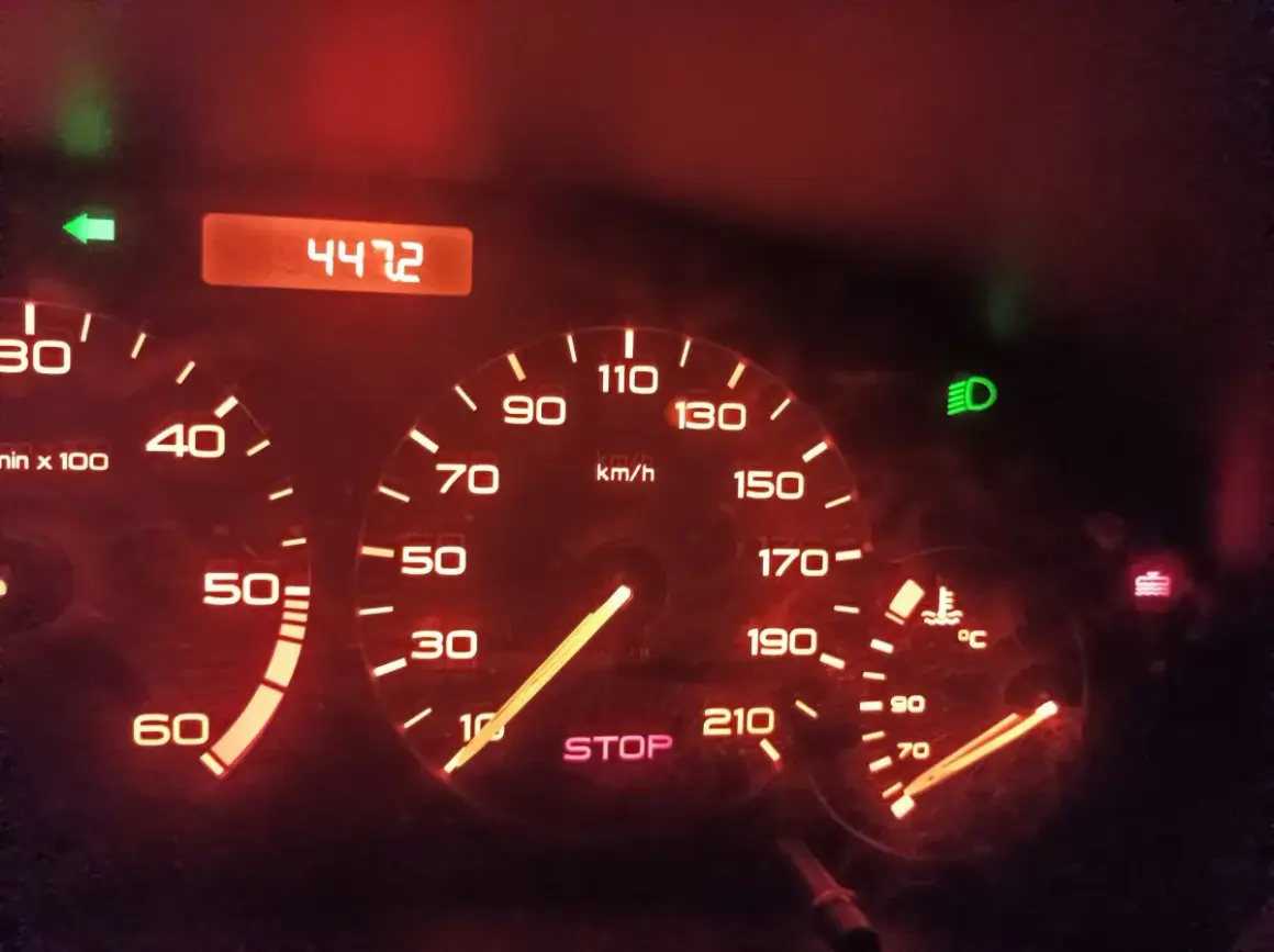 Deska rozdzielcza Peugeot 206: licznik kilometrów 4472, prędkościomierz, obrotomierz, wskaźnik temperatury i kontrolki.