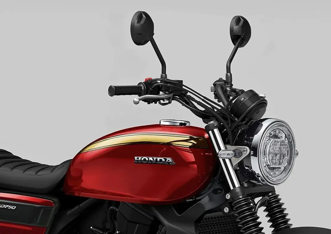 Detalle de la Honda GB 750, con su tanque rojo brillante y detalles dorados, lista para la aventura.