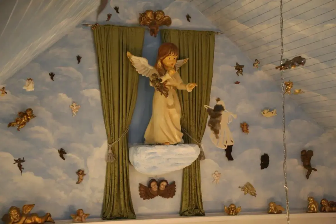 Engelsfiguren schweben vor einer Wolkenwand im **Engelmuseum Engelskirchen**. Eine große Engelsfigur thront auf einer Wolke.