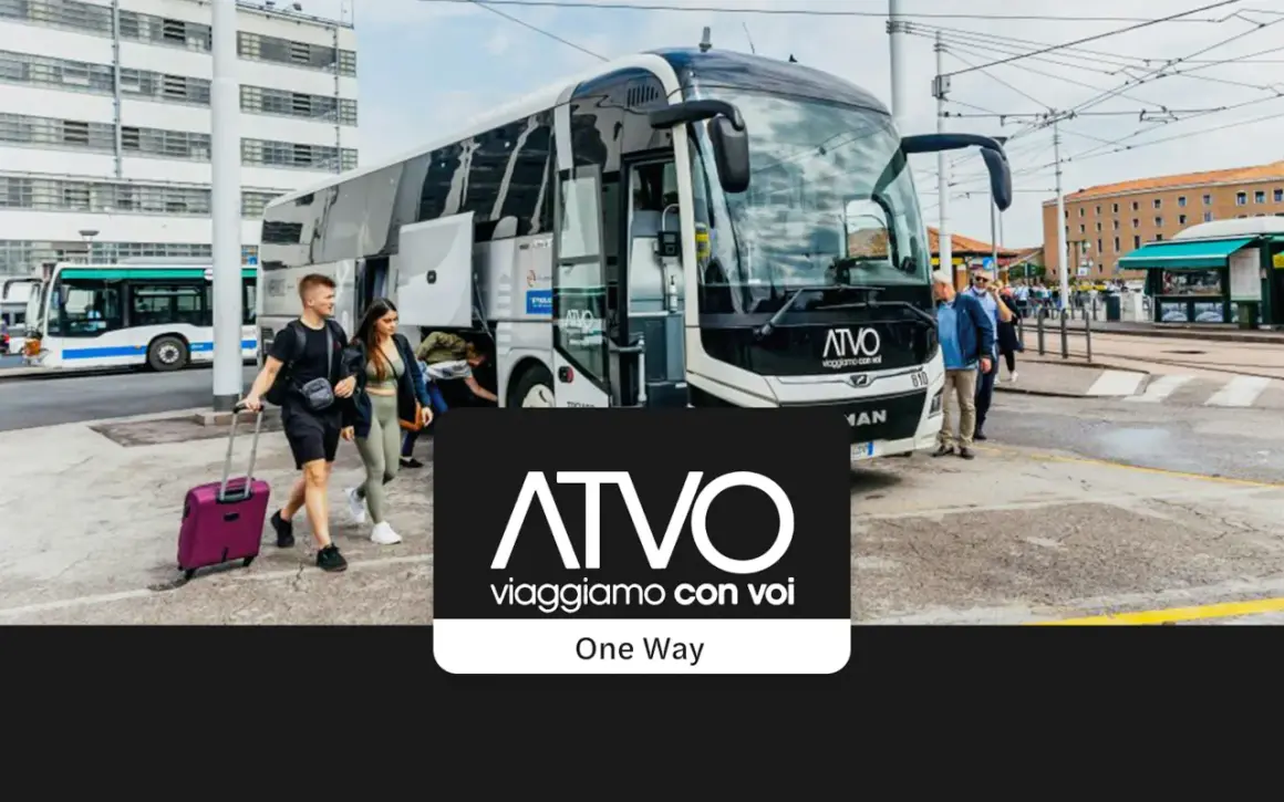 Młodzi ludzie z walizkami wsiadają do autobusu ATVO na lotnisku w Wenecji.