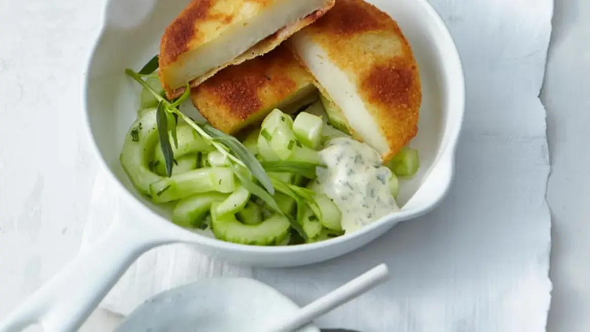 Kohlrabi-Puffer mit Gurkensalat und Kräuterquark – eine köstliche Idee für Kohlrabi Rezepte.