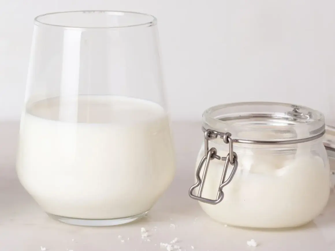 Un verre de lait et un pot de lait de beurre, prêts pour une recette gourmande.