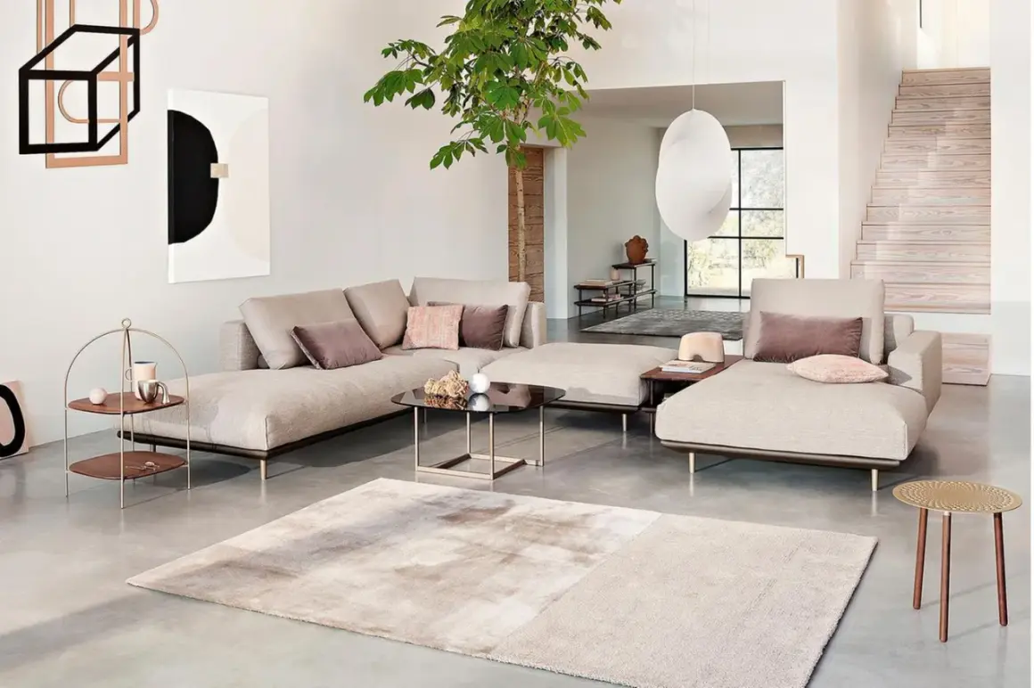 Modernes Wohnzimmer mit beigem Sofa, Kunst und Pflanzen. Tolle Wohnzimmer Ideen für ein stilvolles Zuhause.