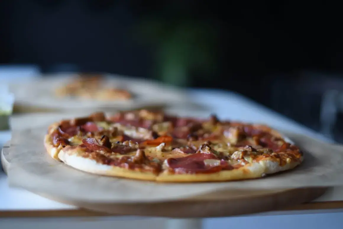 Pyszna pizza na papierze do pieczenia. Czy do hotelu można zamówić pizzę? Ta wygląda apetycznie!