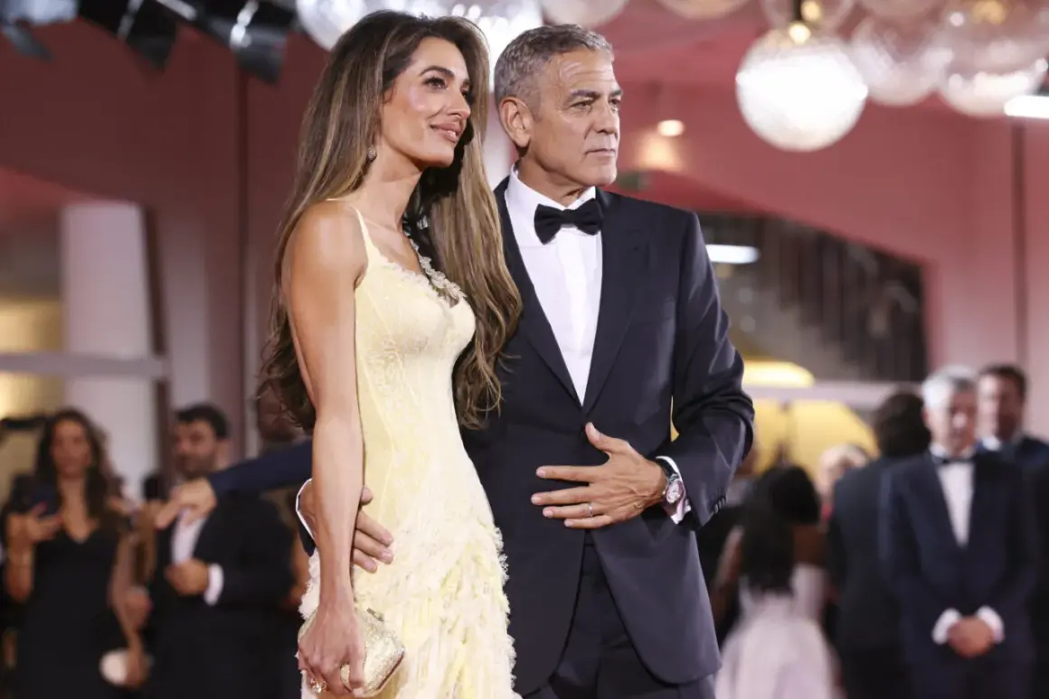 Elegancka para na czerwonym dywanie. Ona w żółtej sukni, on w garniturze. Idealny przykład damskiego black tie dress code.