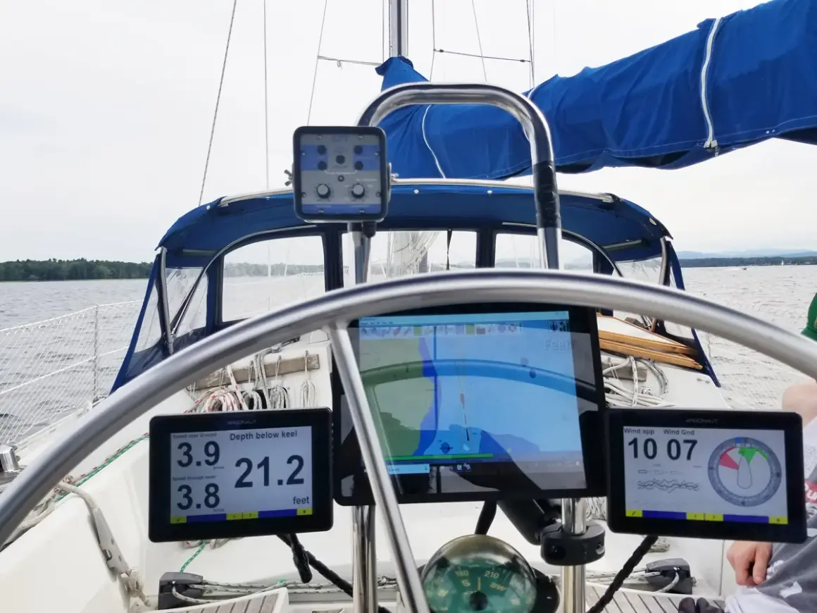 Strumenti nautici per navigazione: display con profondità, velocità e dati del vento su una barca a vela.