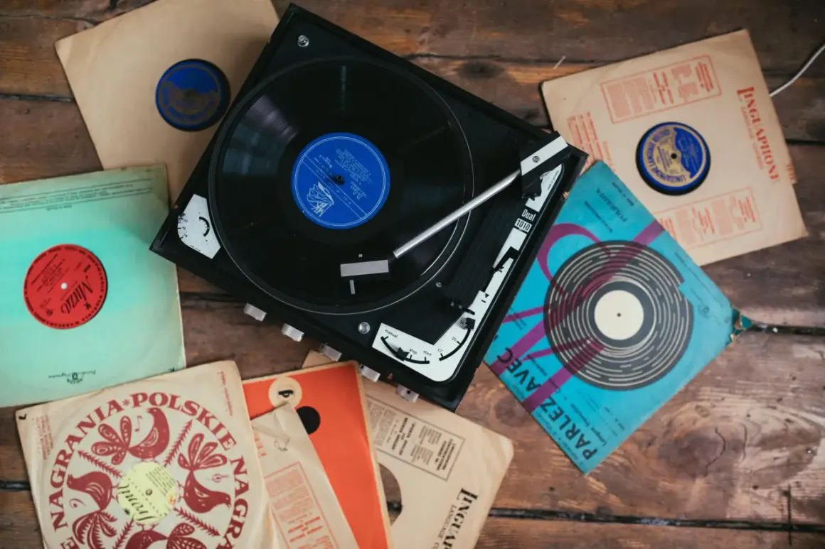Gramofon z płytami winylowymi. Dowiedz się, czym czyścić płyty winylowe, by cieszyć się czystym dźwiękiem.