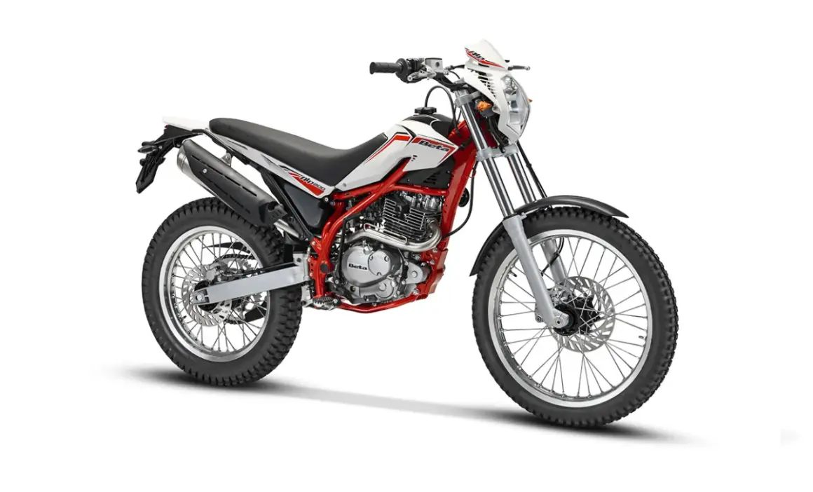 Beta Alp 200 potencia CV, moto trial blanca y roja con chasis tubular rojo. Lista para la aventura.