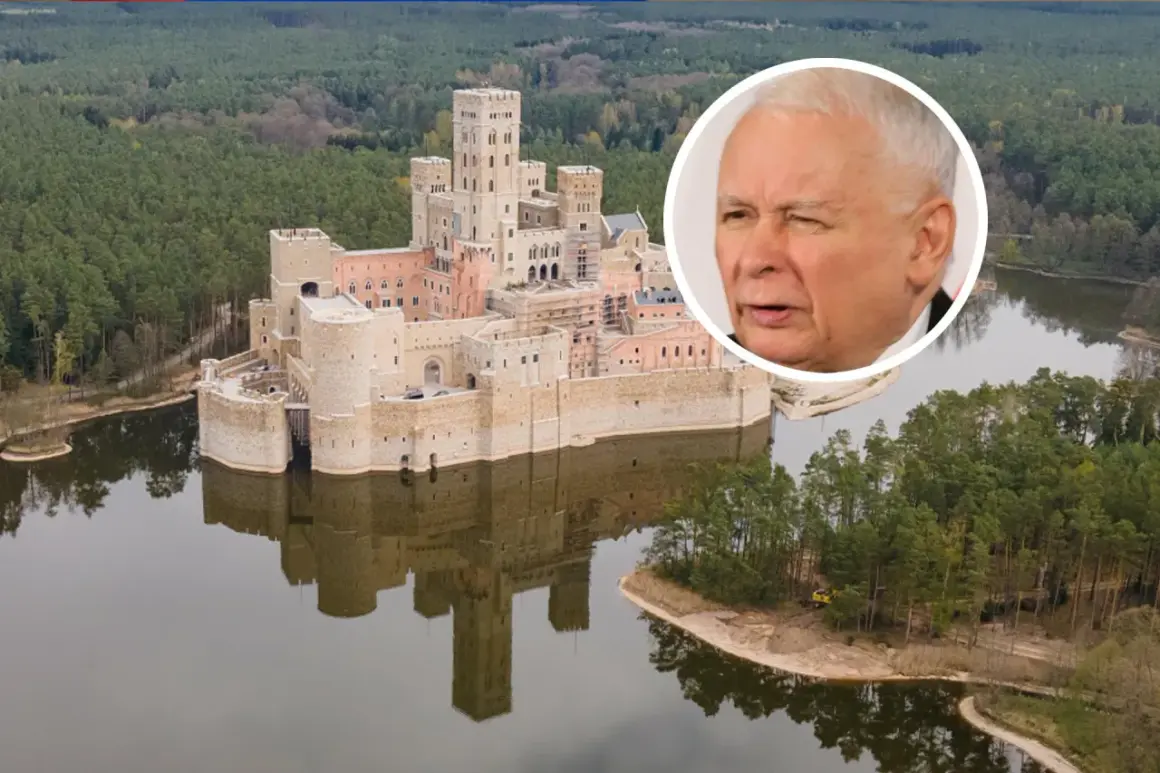 Jarosław Kaczyński na tle zamku w Stobnicy. Właściciel budowli budzi kontrowersje.