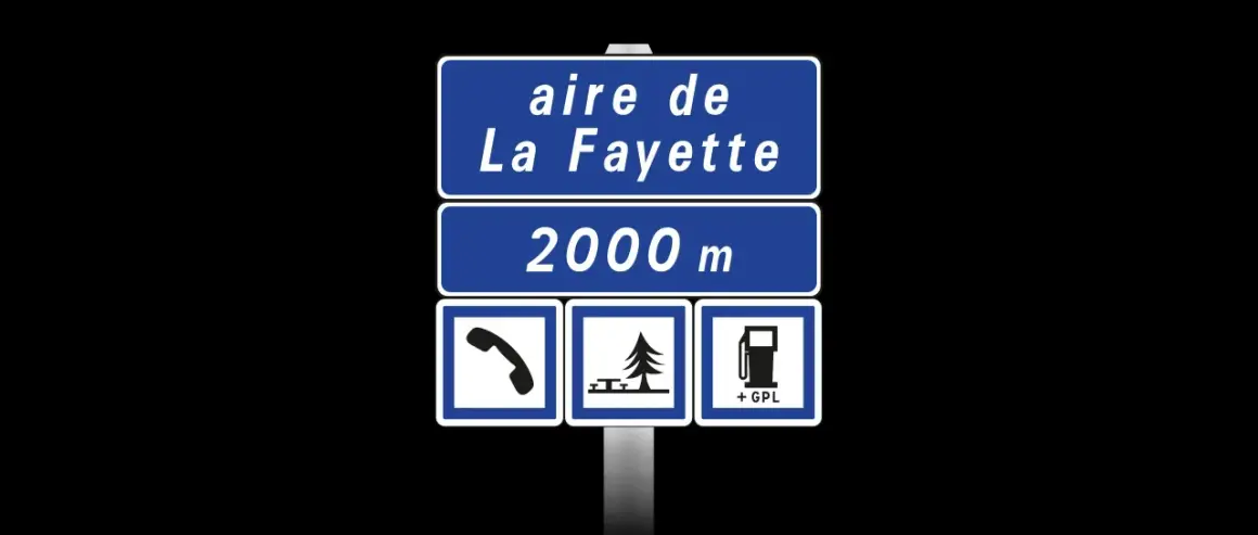 Panneau d'aire de La Fayette sur l'aire autoroute a9, à 2000m. Services : téléphone, pique-nique, essence GPL.