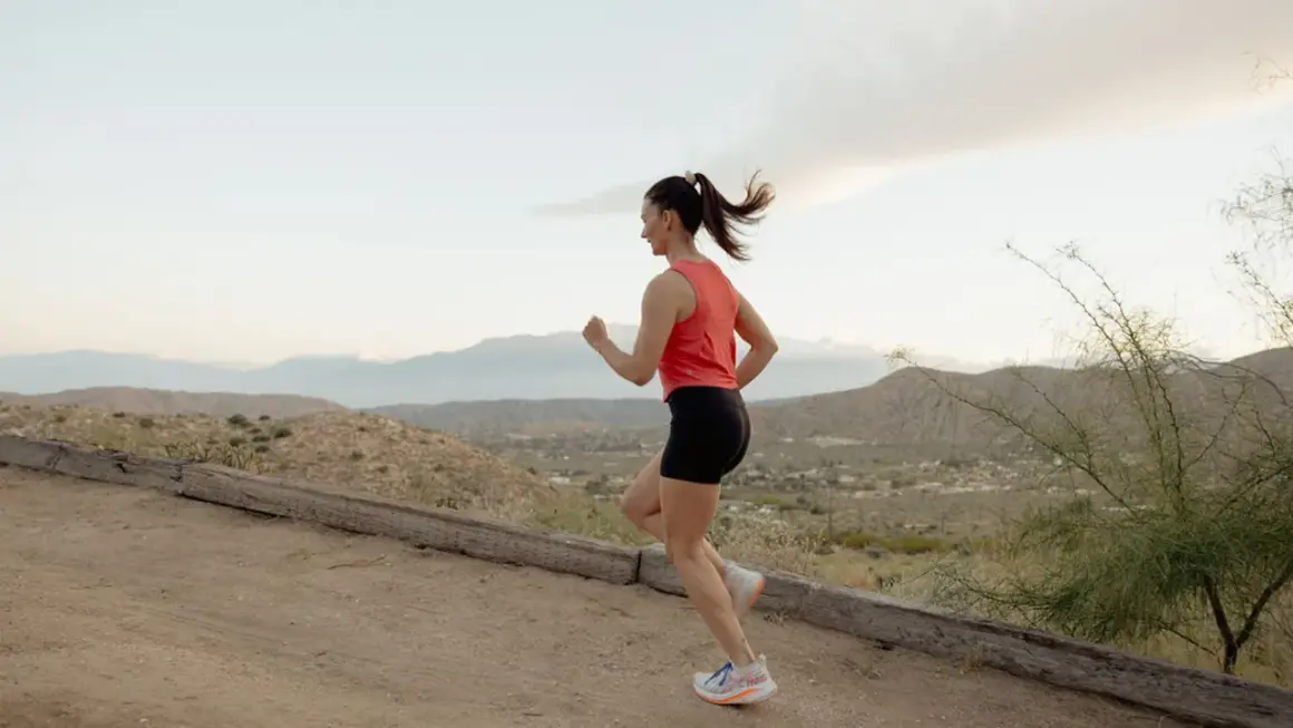 Femme courant dans un paysage désertique. Apprenez comment protéger son périnée en courant pour une meilleure expérience sportive.