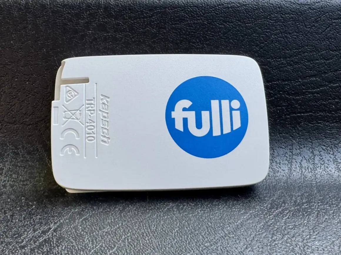 Badge de télépéage moto Fulli, modèle Kapsch TRP-4010.