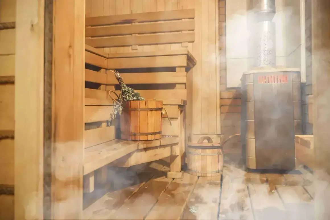 Drewniana, parująca sauna w piwnicy z piecem i wiadrem z miotełką.