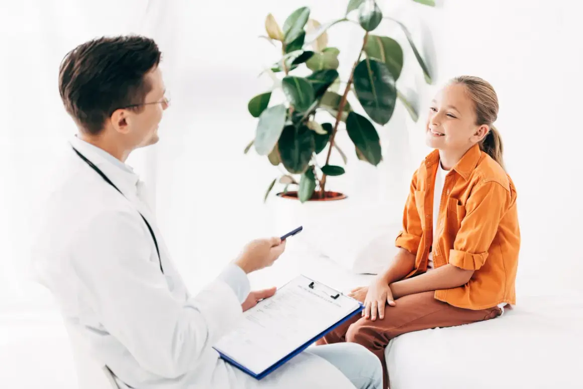 Lekarz rozmawia z uśmiechniętą dziewczynką o jej ADHD. Leczenie może przynieść ulgę i poprawić jakość życia.