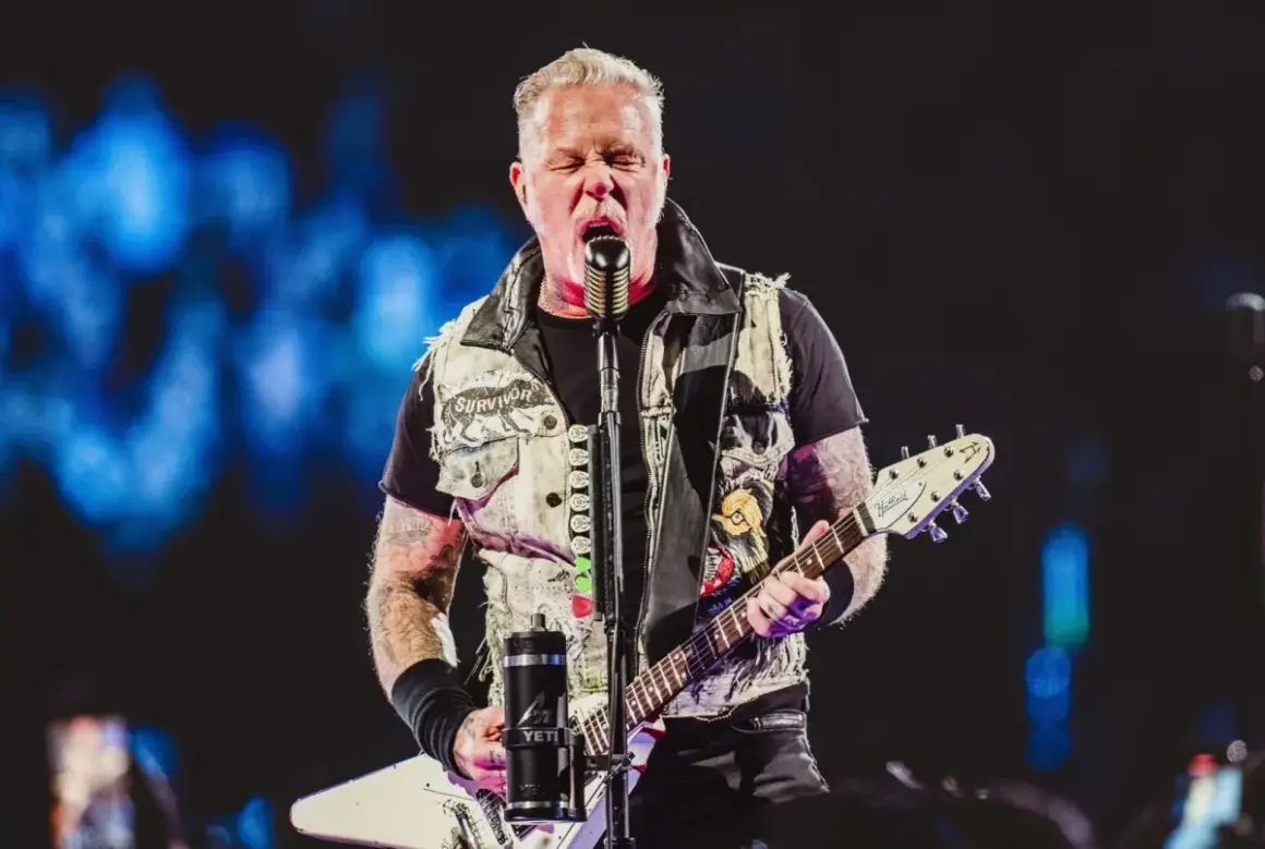 James Hetfield z Metalliki śpiewa i gra na gitarze na koncercie w Chorzowie.