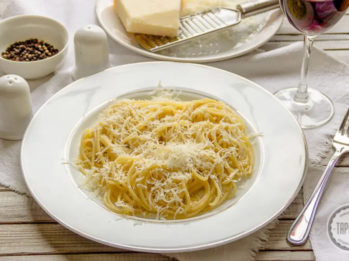Idealne spaghetti z parmezanem: Sekret kremowego sosu bez śmietany
