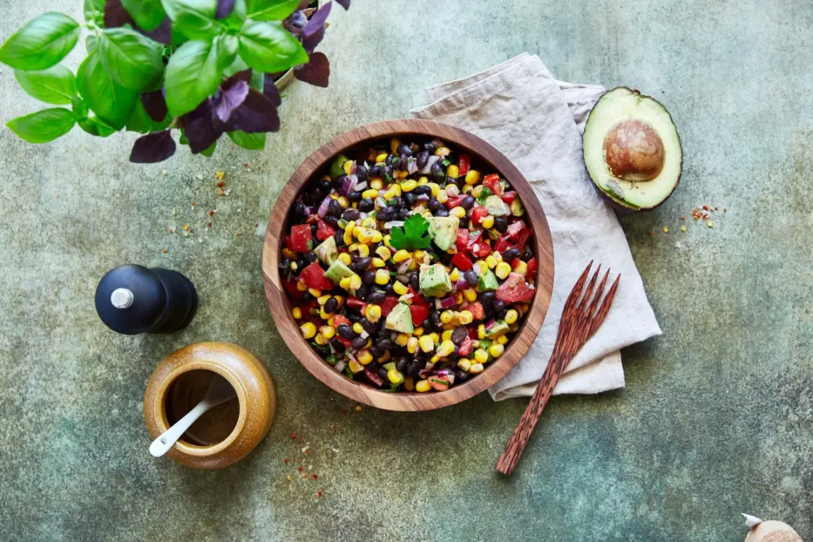 Bunter Salat aus schwarzen Bohnen, Mais, Tomaten und Avocado. Perfekt für schnelles, gesundes essen ohne kochen.