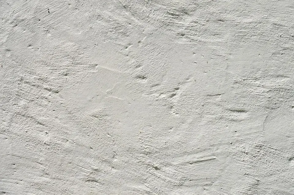 Ile za tynki wewnętrzne? Poznaj ceny i ukryte koszty tynkowania