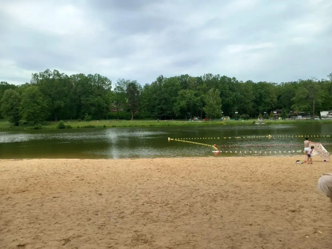 Piękna plaża i jezioro, idealne na letni relaks. To jedne z fajnych miejsc nad wodą łódzkie.
