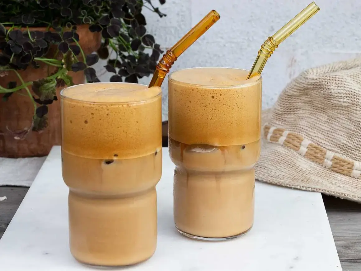 Två glas med iskaffe frappe, perfekt för en varm sommardag.