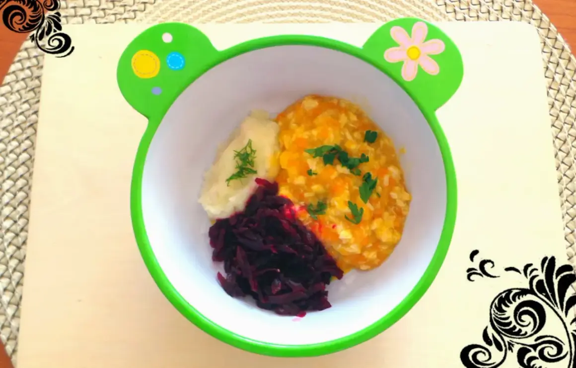 Pyszna potrawka z kurczaka dla niemowlaka z puree ziemniaczanym i buraczkami w miseczce w kształcie żabki.