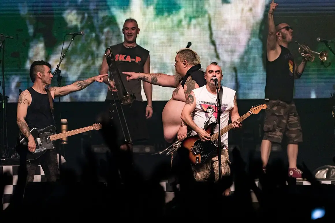 La band ska-p sul palco, con chitarre, tromba e un pubblico in delirio. Energia pura!