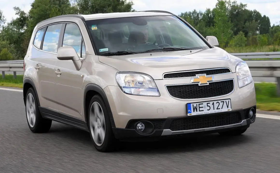 Złoty Chevrolet Orlando 1.8 benzyna w ruchu drogowym.