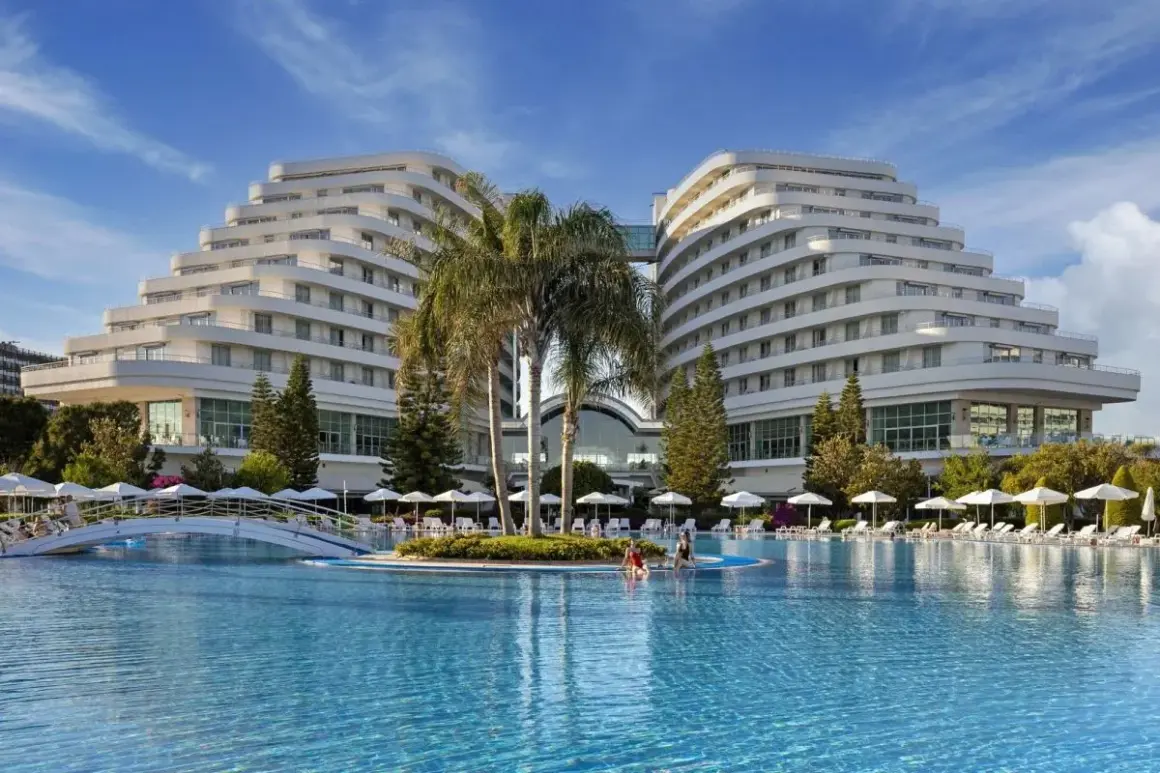 Lara, Turcja: nowoczesny hotel z basenem i palmami, idealne miejsce na wakacje.