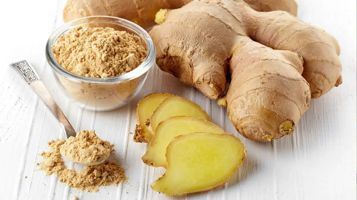 Frische Ingwerwurzeln, Scheiben und Pulver in einer Schale. Getrockneter Ingwer gesund und vielseitig einsetzbar.